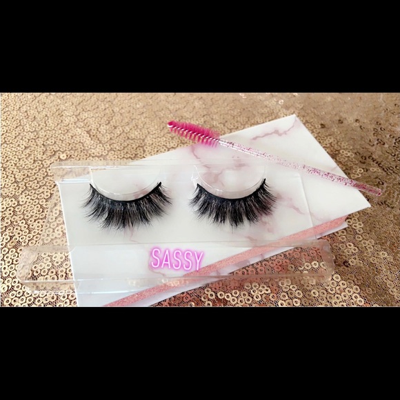 Lashes - Picture 5 of 7